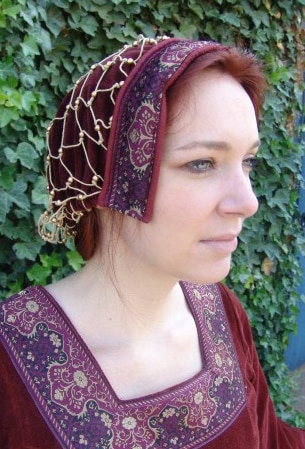 Edle Damenhaube aus Samt - bordeaux