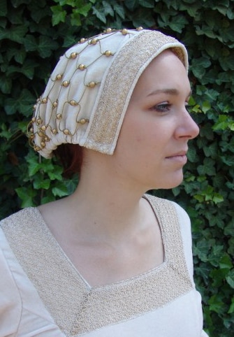 Edle Damenhaube aus Samt - creme