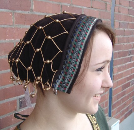 Edle Damenhaube aus Samt - braun