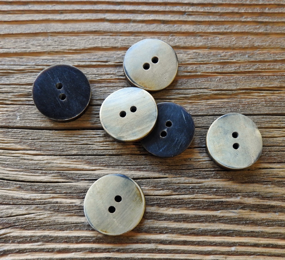 Runder Knopf aus Horn mit zwei Löchern