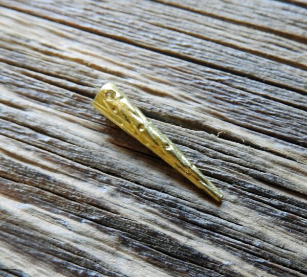 Kleine schmale Nestelspitze gemustert aus Messing