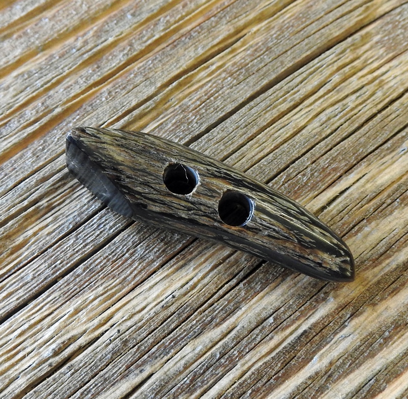 Knebel aus Horn mit Naturmaserung und 2 Löchern