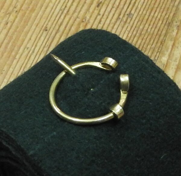 Kleine Mini-Fibel aus Messing - Vafi